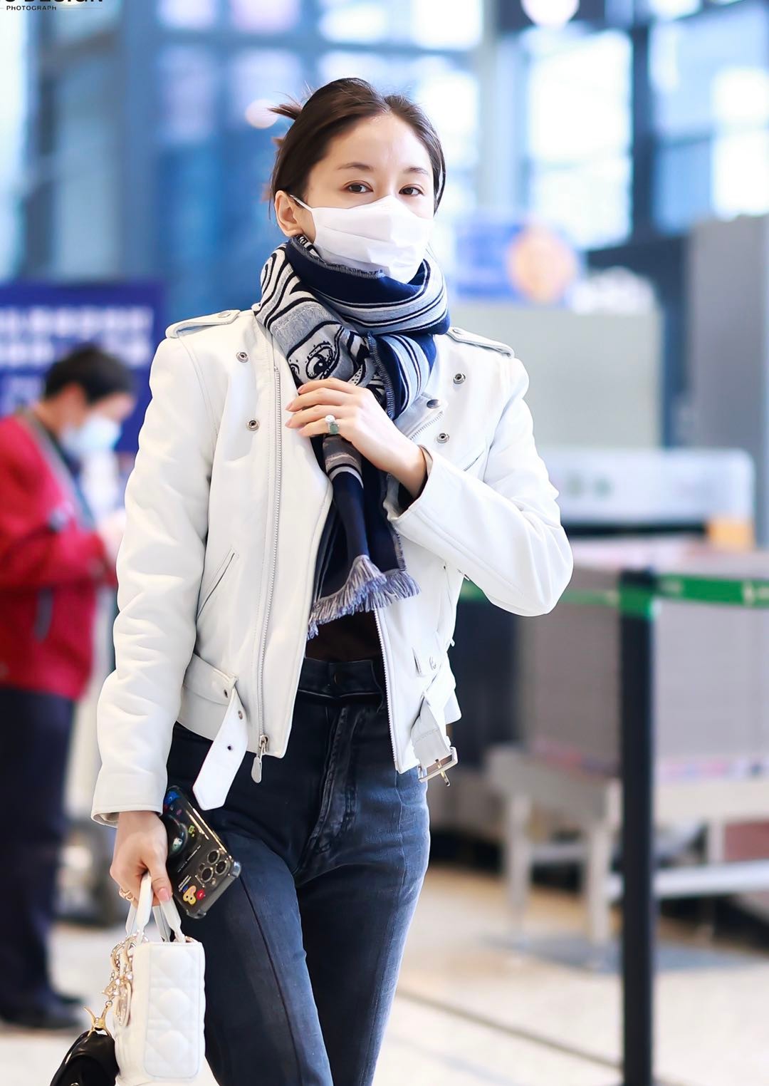 白色皮衣搭配什么好看(皮衣怎么搭配好看女) 第1张