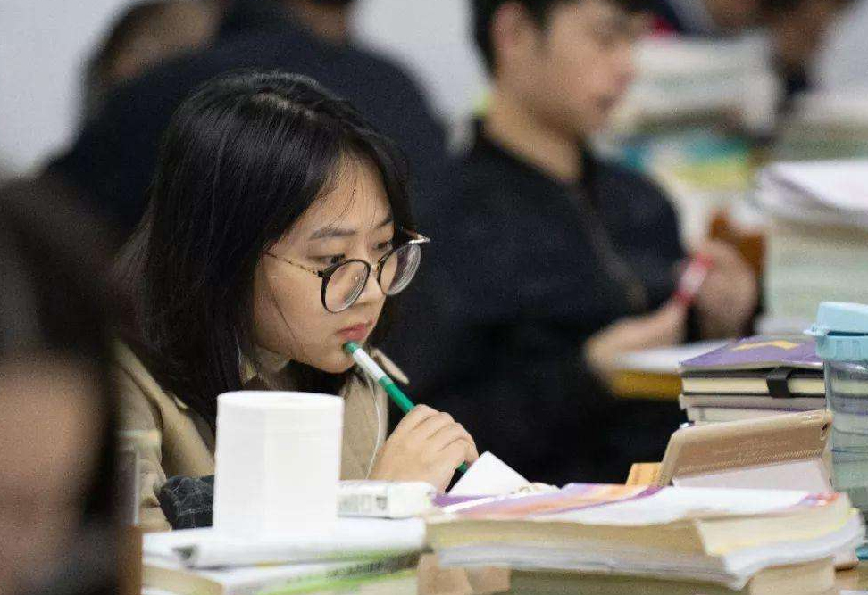 考211大学要多少分,考上985211的学生在高三有多疯狂(图1)