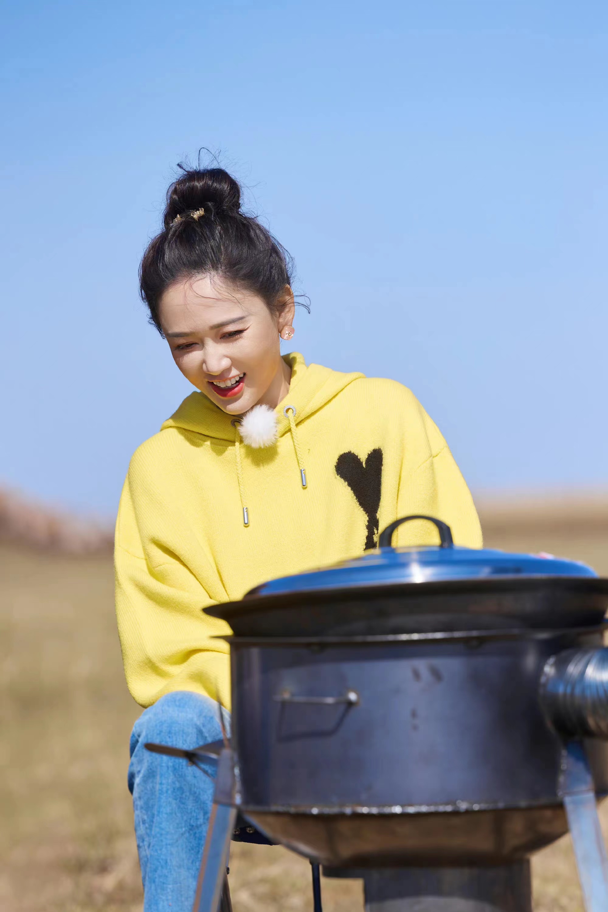 陈乔恩《妻子6》造型好美,黄色针织卫衣搭丸子头,清新又减龄