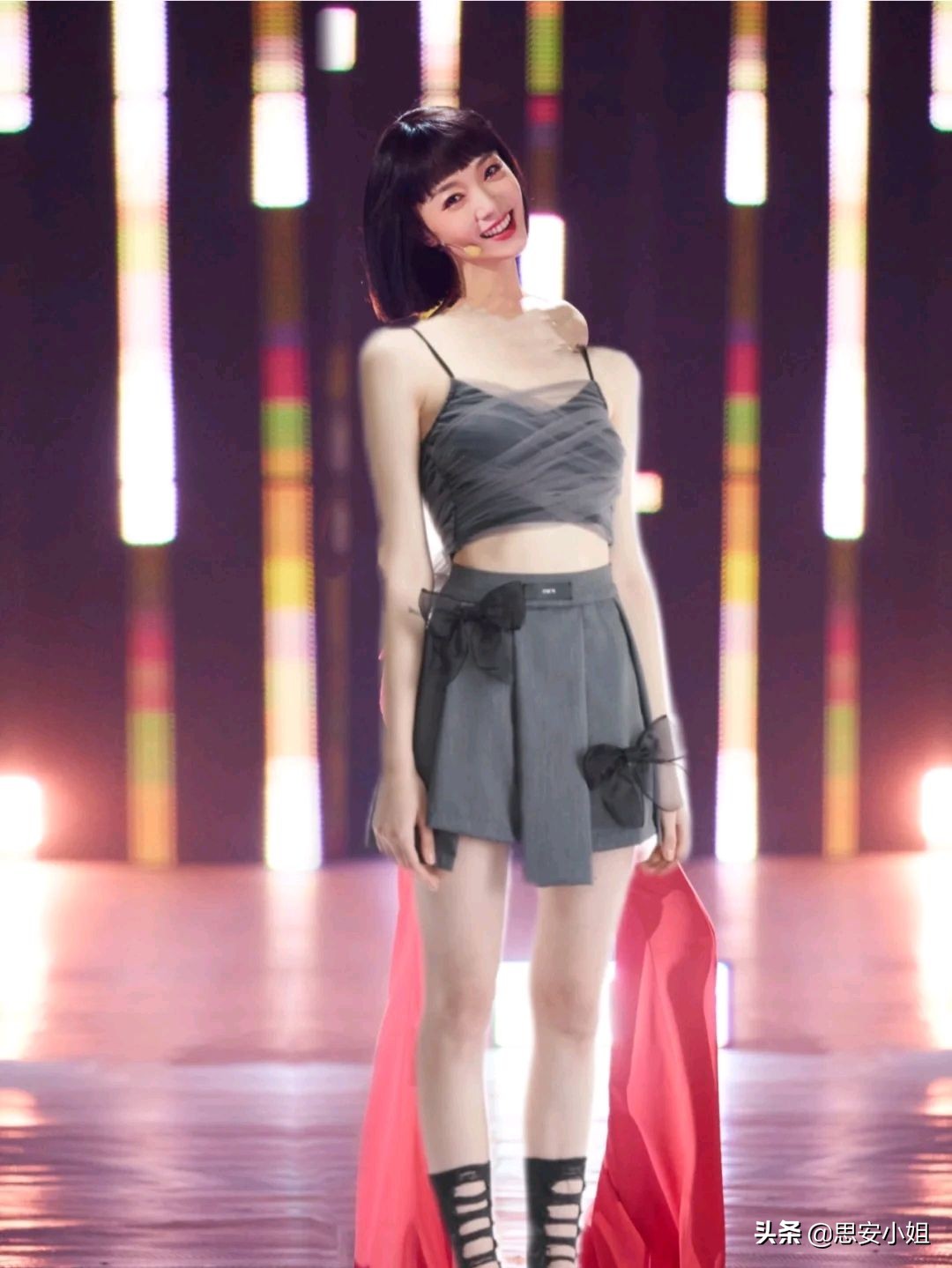 剧抛脸齐溪长相真高级，私服穿搭贵气感十足，背个水壶都很时尚