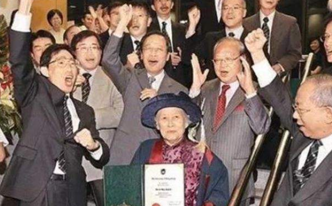 保洁员一生只会写5个字，82岁被授予院士称号，成为香港大学之宝