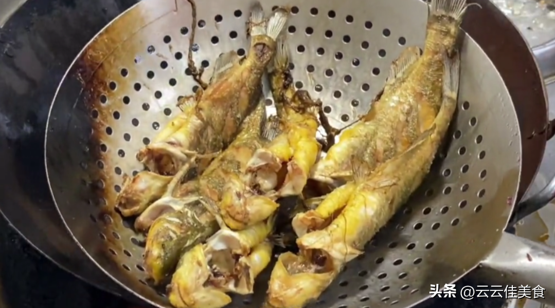 干锅黄骨鱼放啥配菜（经典菜式干锅黄骨鱼的烹饪教程）