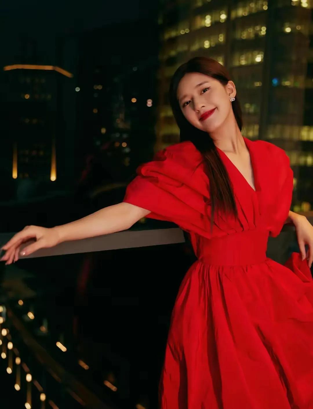 孙怡、赵丽颖红色礼服状态迥异，有没有爱情的滋润肉眼可见