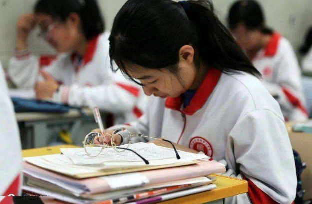 大学生哥哥给初中弟弟补课，因有偿而被举报，网友：管得太宽了吧