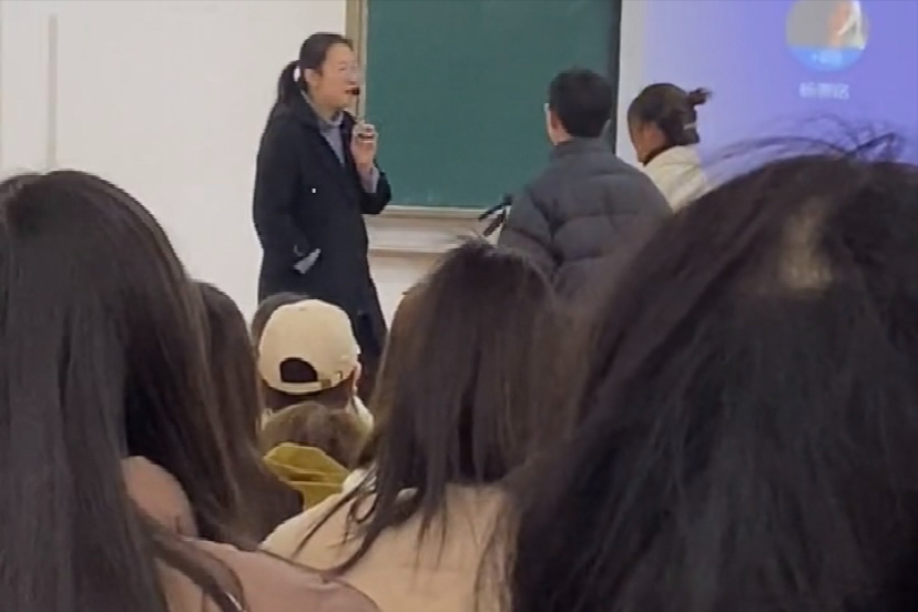 女大学生上课偶遇前男友，大学老师“仗义相助”，后续却有些尴尬