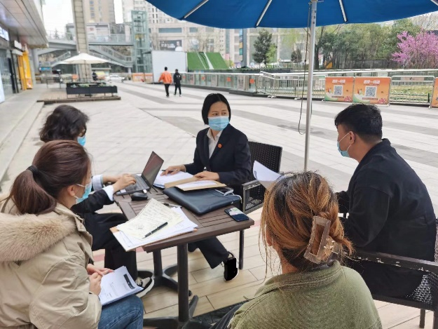 西安碑林法院：茶桌变法桌 防疫审判两不误
