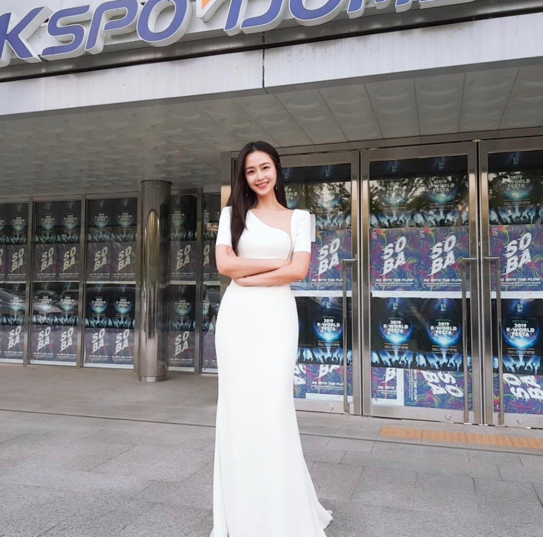 曾名噪一时的女演员，历经婚姻事业起起落落，如今的她只追求