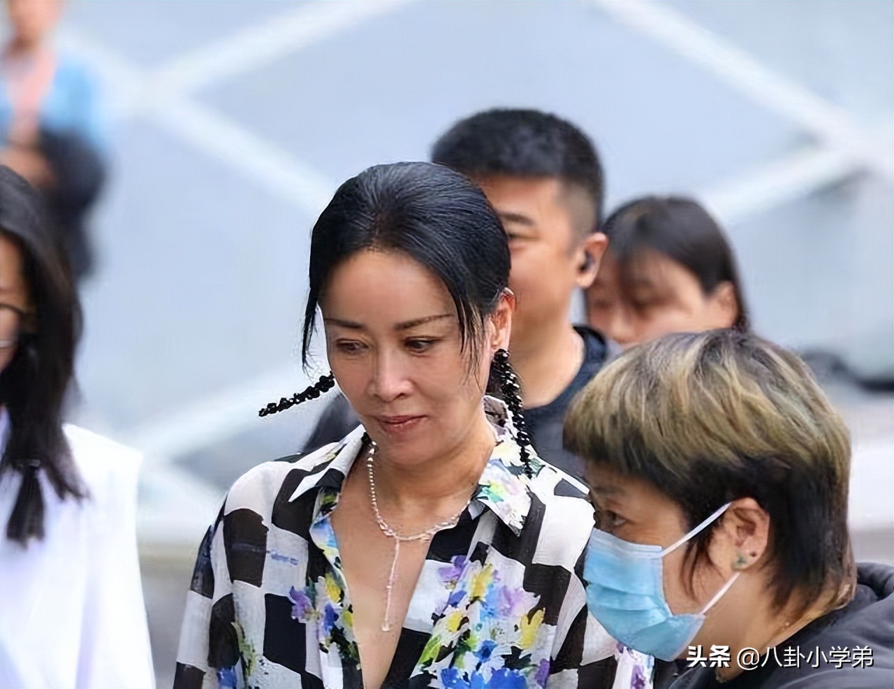 明明长着一张相似的脸，一个洋气一个“土气”，颜值差距太大了