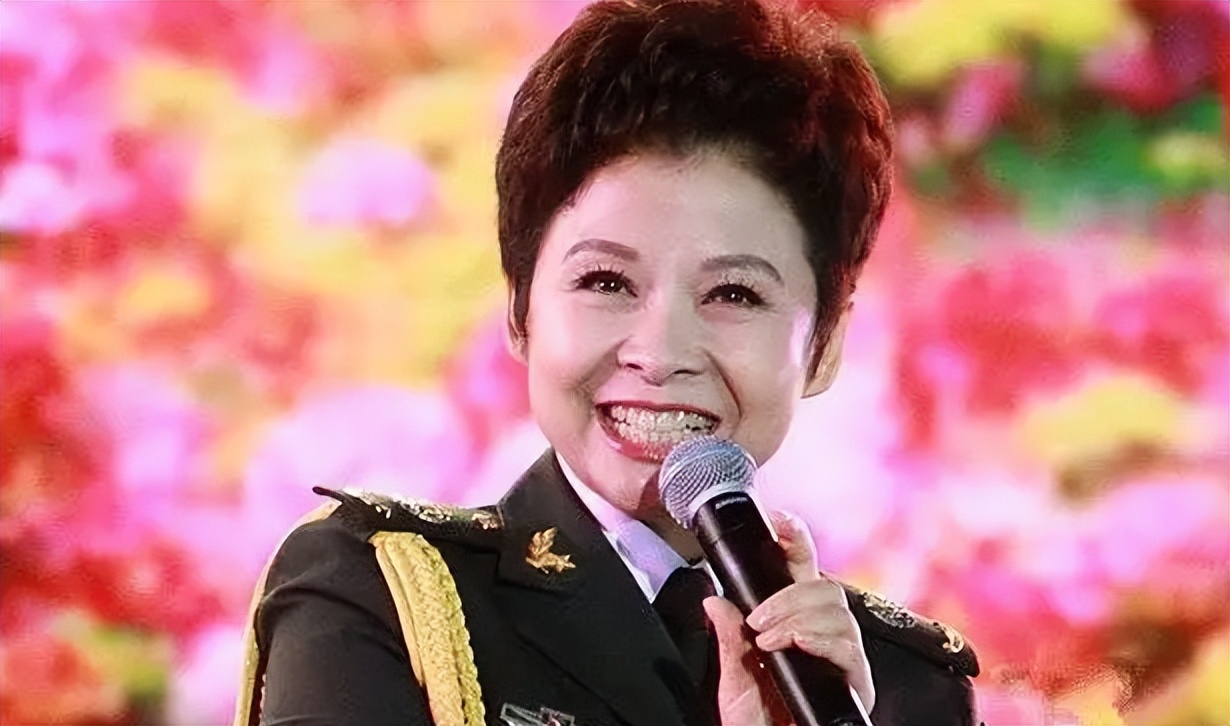 董文华60岁庆生照曝光,碎花衬衫配珍珠项链,付笛生夫妇到场祝贺