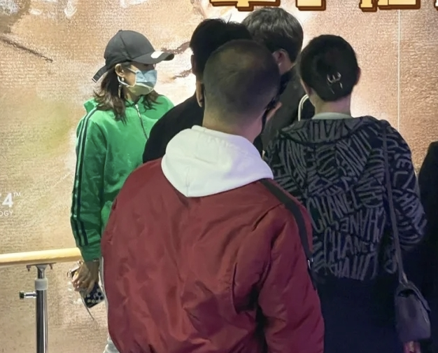 汪峰携家人看展被偶遇，从背后抱章子怡贴身热聊，儿子被赞超可爱