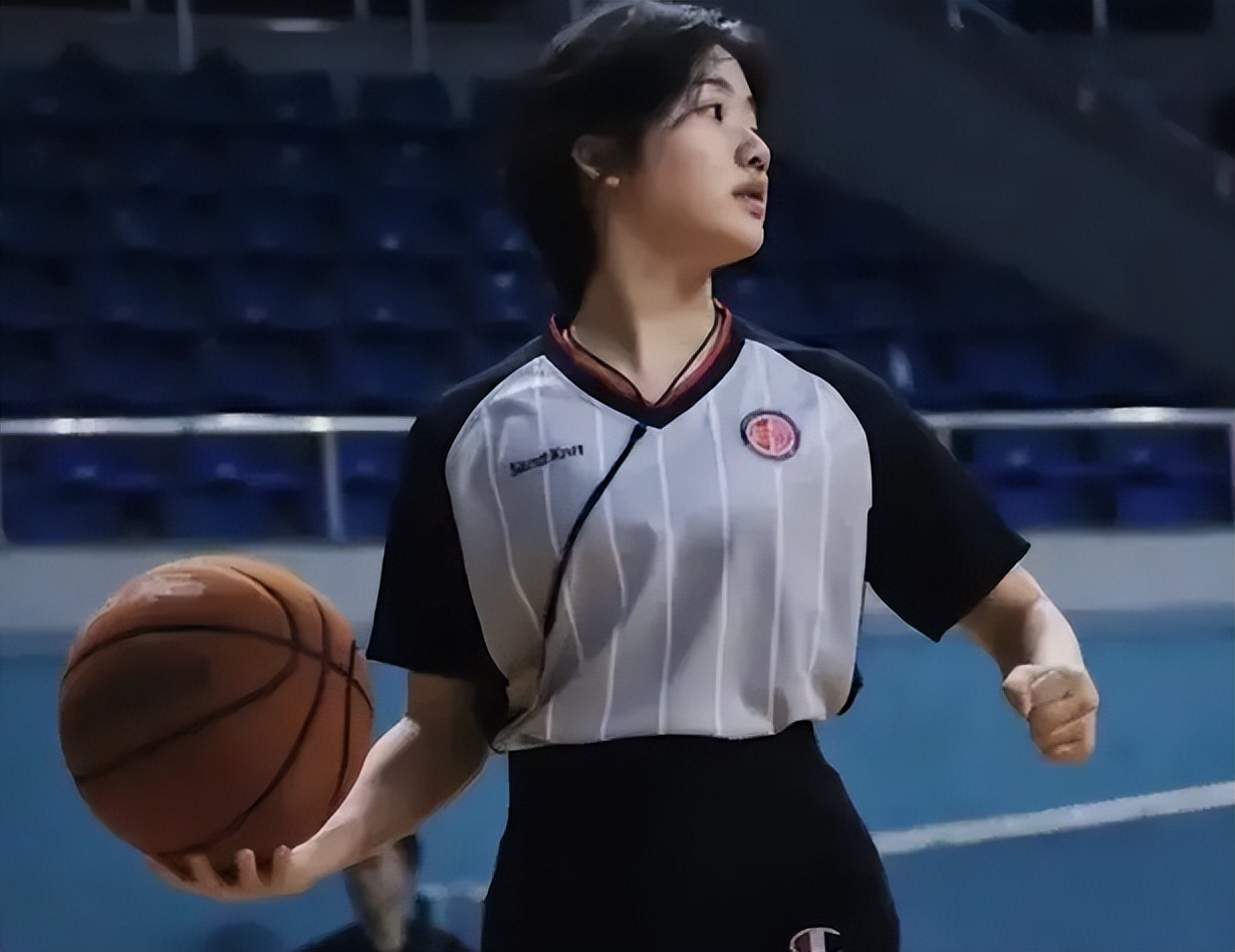 杭州高校女生担任篮球赛裁判员，表现惊艳又美又飒，评论区却酸了