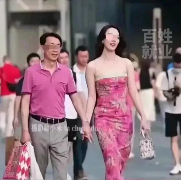 街拍“牵手门”事件。街拍国企领导让人民太失望啦！