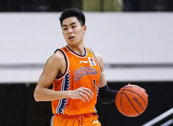 cba李添荣哪个队（“国产威少”天才少年李添荣，滞空上篮，战斧劈扣，CBA最佳新秀）