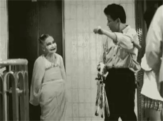 日本烟花女子74岁高龄仍站街，60年不间断拉客，却备受日本人尊重