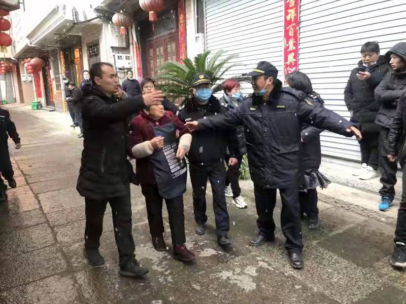 民房突发火灾 兰溪市执法队员勇闯火场救出八旬老人