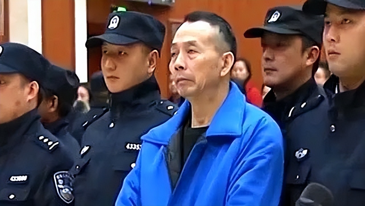 操场埋尸案罪犯下场:校长获刑15年,杜少平一审到执行死刑仅35天