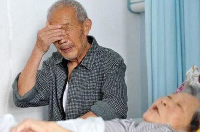 90岁老人：生病后我才明白，晚年谁都靠不住，就连亲情也是现实的