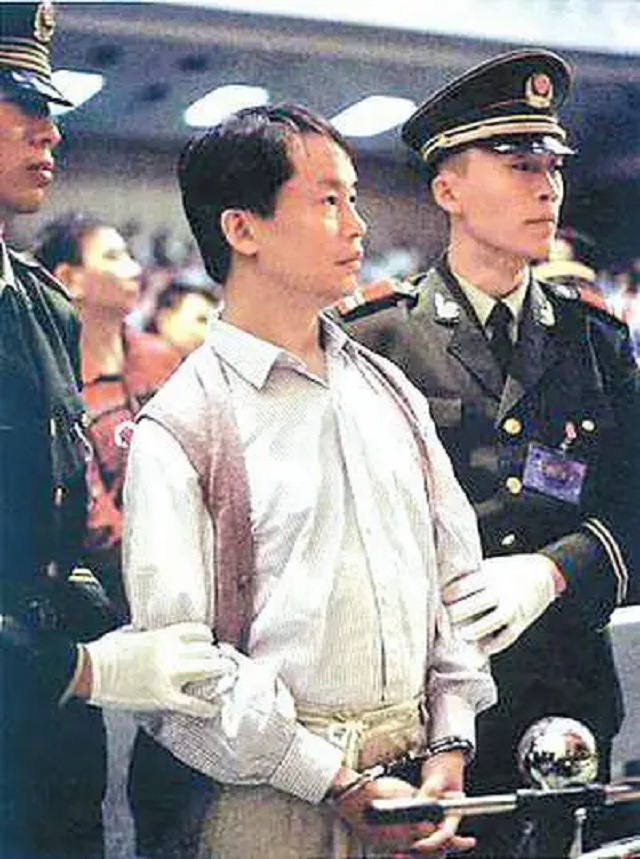 勒索李嘉诚10.38亿，横行香港8年的张子强，被枪毙后留下3大疑团