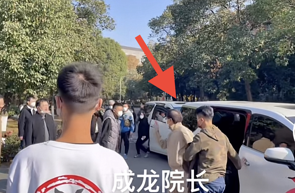 67岁成龙现身武汉高校上课，获百人迎接排场大，亲切打招呼无架子