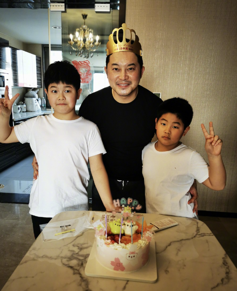 沙溢44岁生日，妈妈和妻子分别为他庆生，父子三人同框很温馨