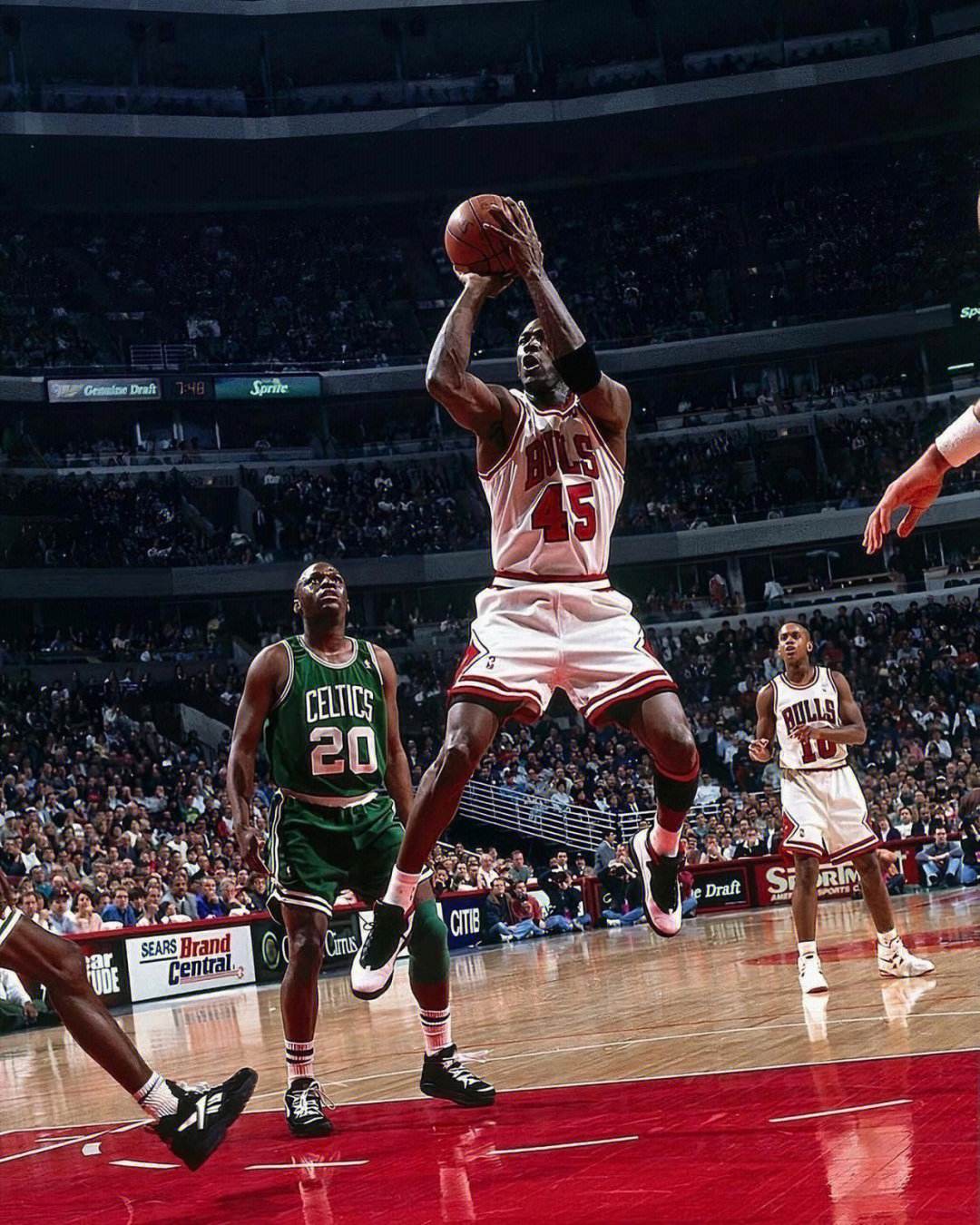 nba打篮球最厉害的是谁（乔丹和詹姆斯谁才是NBA历史第一人？）