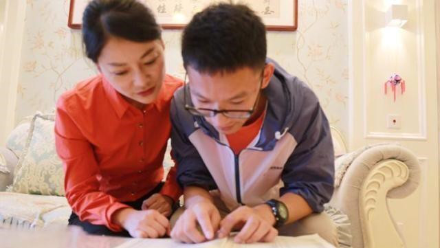 “励志考生”王恒杰：高考结束跪谢母亲，635分为何放弃985名校？