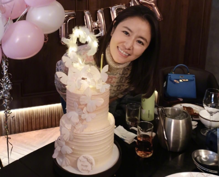 手牵手图片真实(林心如晒照庆47岁生日,与霍建华贴脸自拍显亲密,牵手