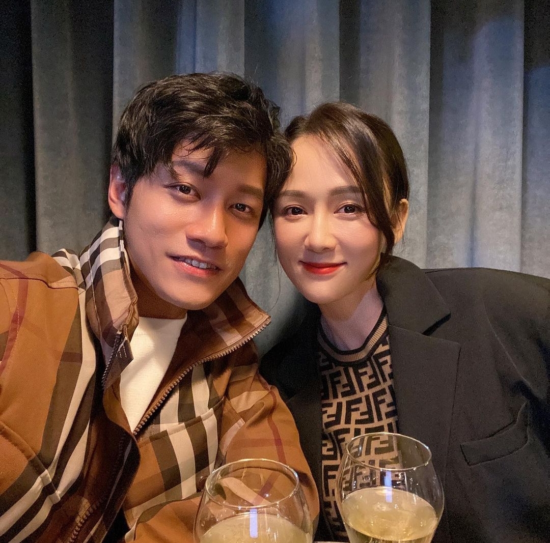 陈乔恩生病住院直呼痛，男友艾伦悉心照顾多日，调侃称像在露营