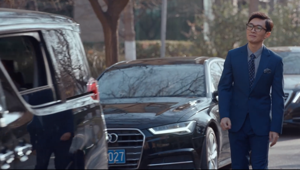 国产剧又见老少恋，靳东新剧男配比女配大20岁，感情戏令人不适