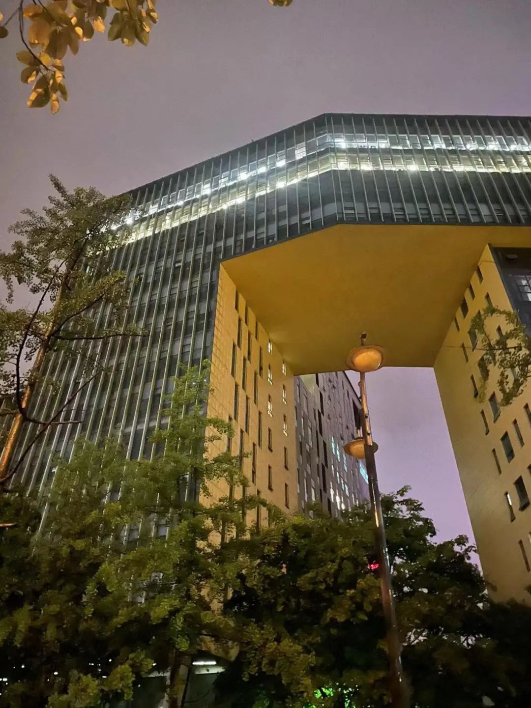 从三街四街写字楼深夜亮灯率看，哪家是卷王？