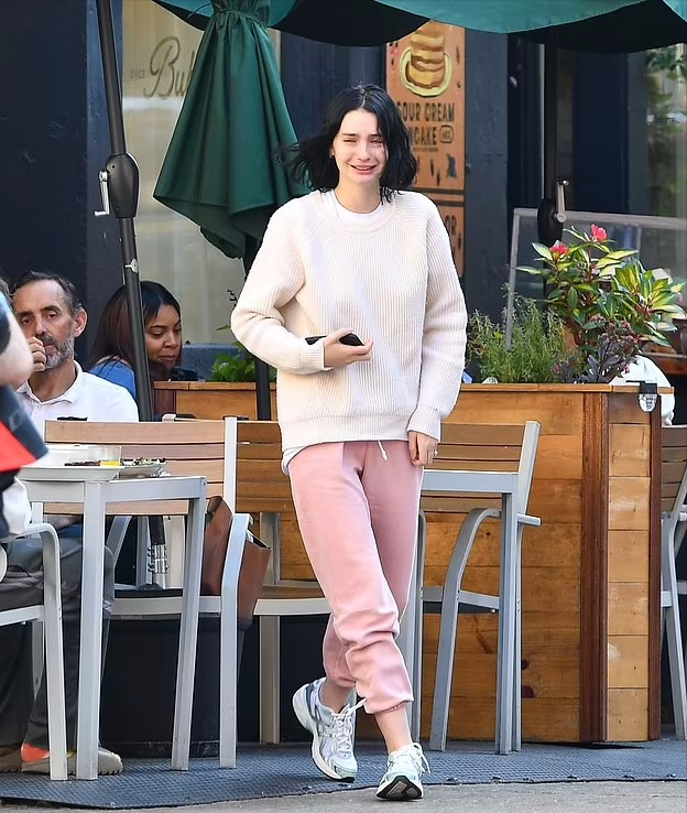 《速度与激情》保罗沃克23岁女儿走红毯!太显老,穿露腰装身材赞