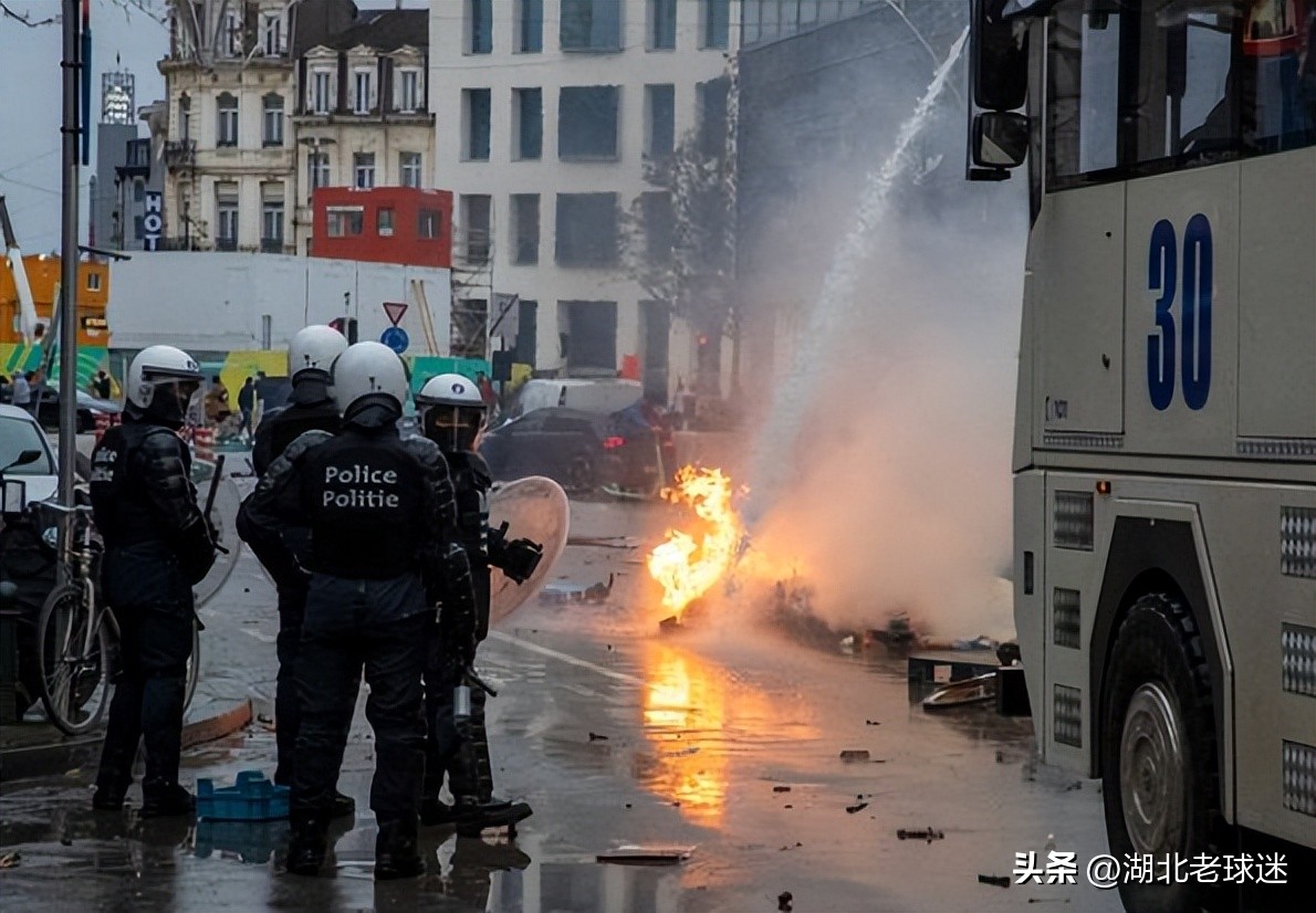 世界杯球迷打架（输球又输人！比利时和摩洛哥球迷发生斗殴，烟花满天飞，汽车被砸）