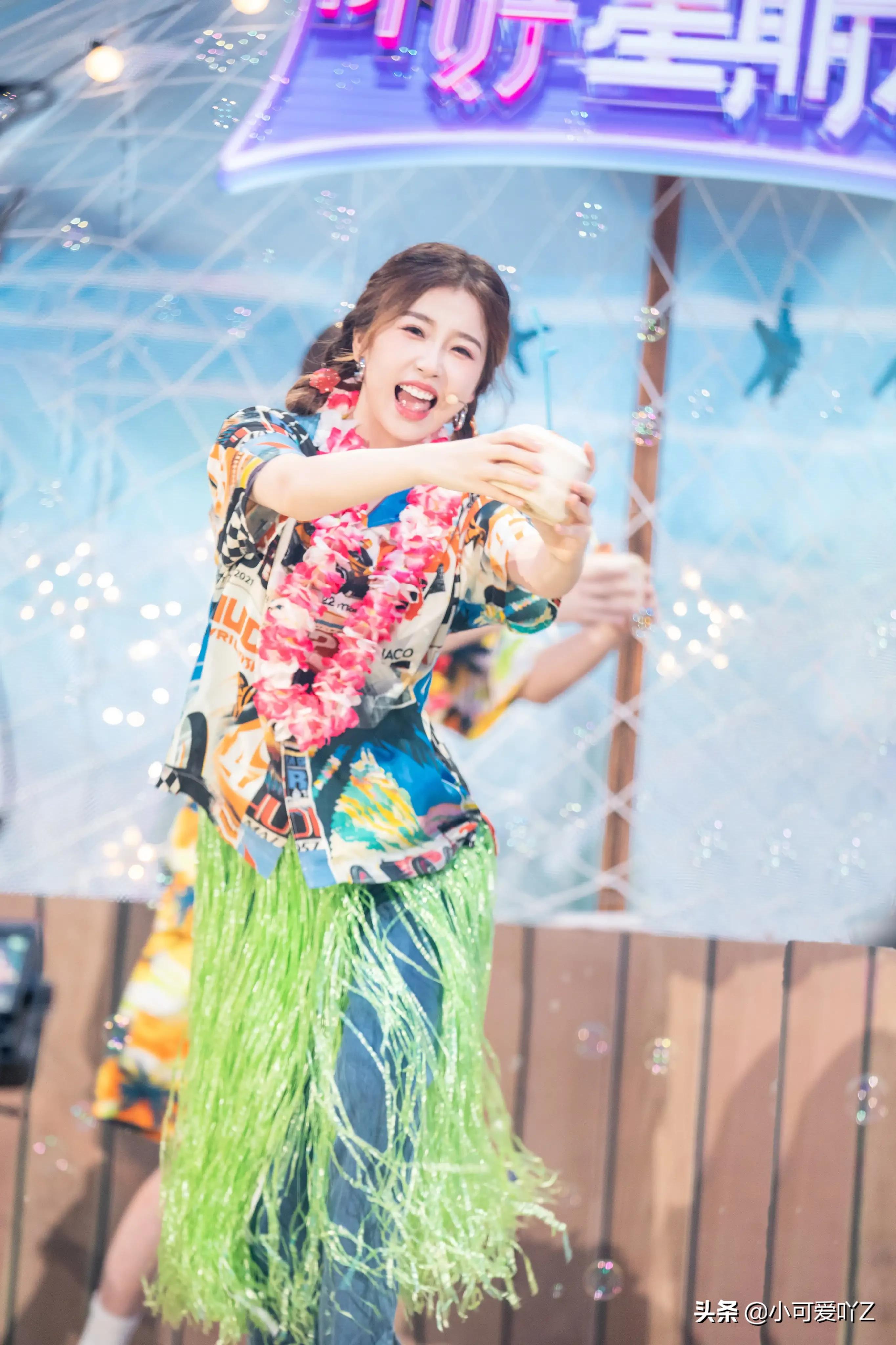 虞书欣，美人鱼造型，沙滩草裙，闪光在舞台上