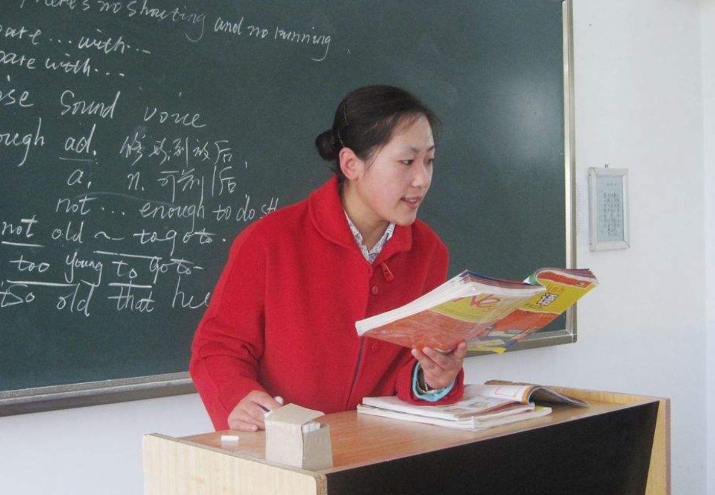 上海震旦女教师因不当言论被开除，后续来了，丈夫真实身份被扒出