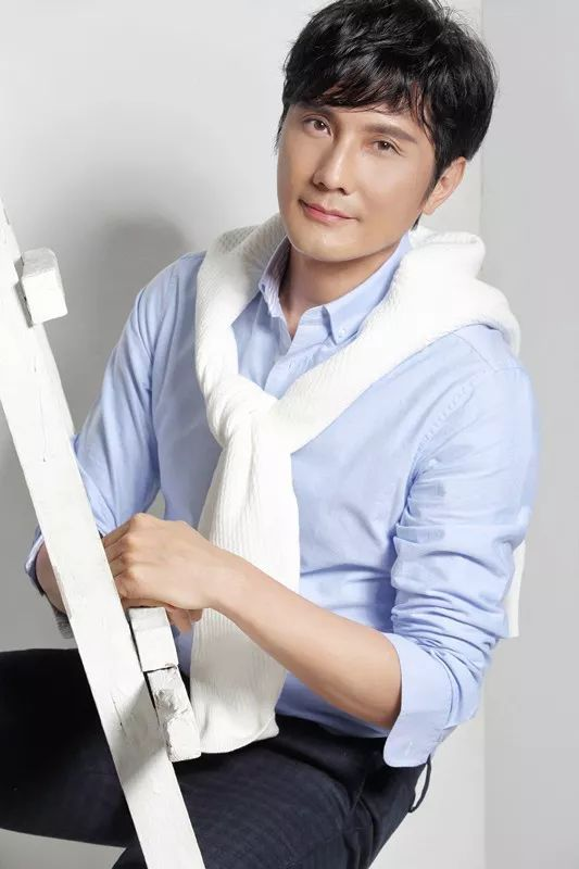 54岁的包小柏：娶圈外人妻子，女儿患癌离世，与哥哥抱头痛哭