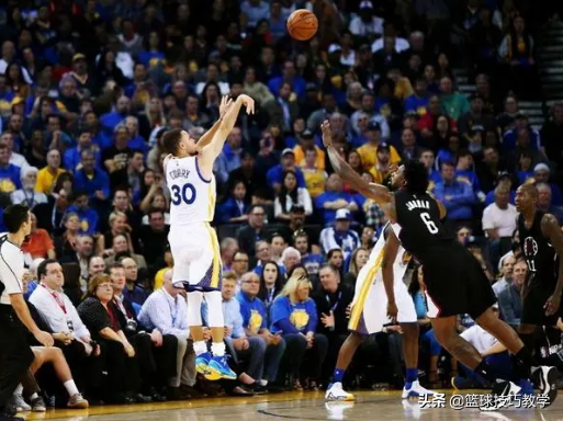 nba球员为什么跳起投篮停顿(库里一段式投篮和二段式投篮，普通人到底该练哪种投篮方式？)