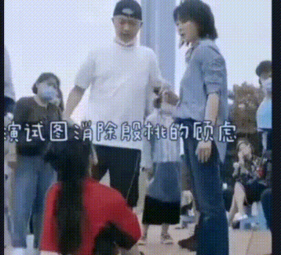 包贝尔拍戏指导殷桃上脚踹女群演 殷桃于心不忍改变方式更人性化