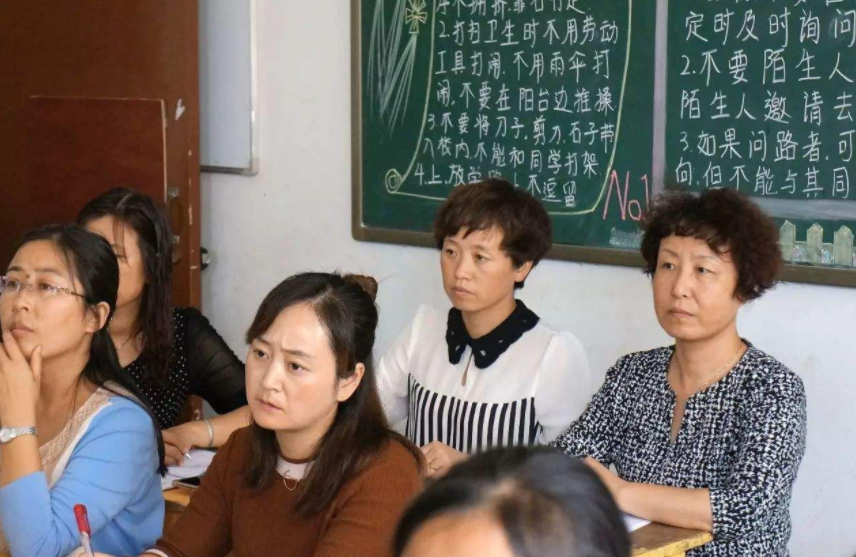 上海震旦学院老师被开除，学生却遭网暴，骚扰电话不间断