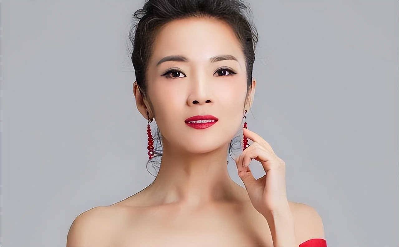 管彤:是央视著名主持,42岁为平凡丈夫生儿子,后来怎么样了?