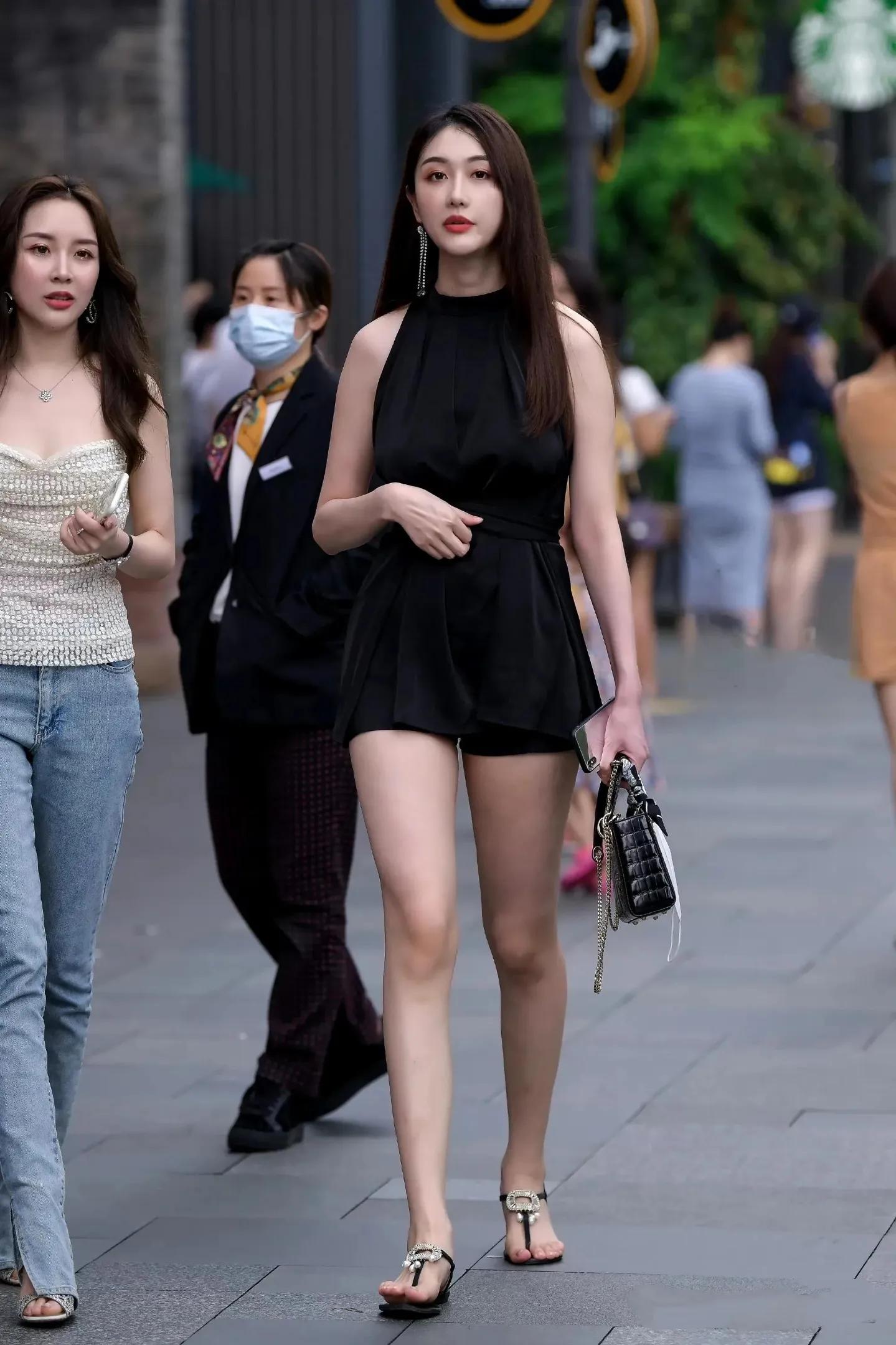 纤细好身材，颜值爆表的美女姐姐街拍美图