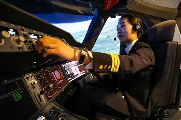 東方航空飛行員的月收入有多少？