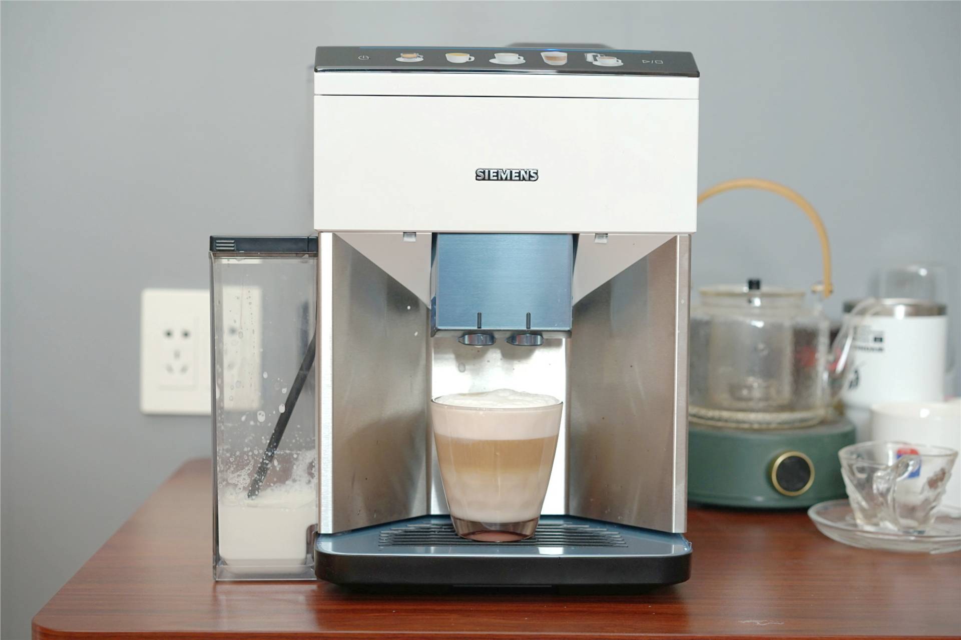 西门子咖啡壶(小白也能制作品质咖啡：简单易用的西门子EQ.500全自动咖啡机体验)