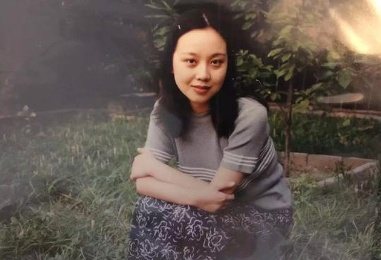 离婚18年了，闫妮和前夫邹伟的人生状况，有何不同？