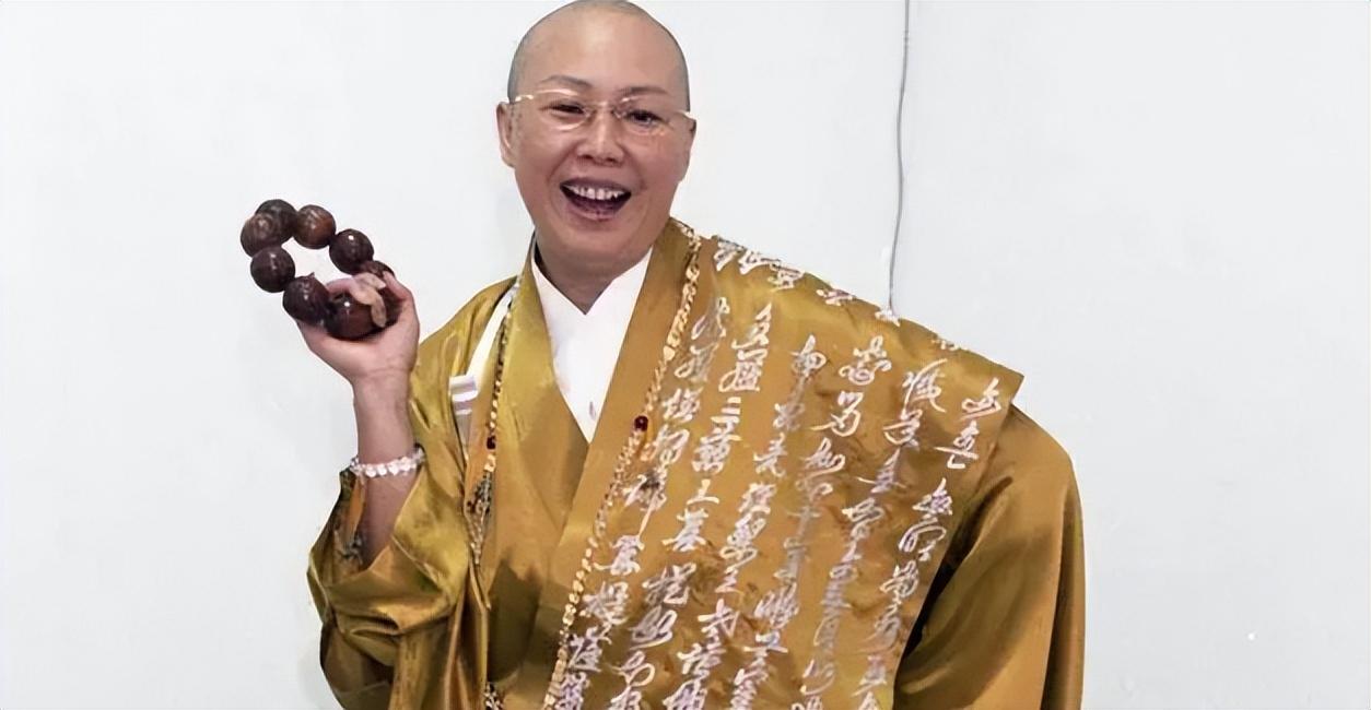 台湾"花尼姑"费贞绫,出家30年不戒肉不戒赌,随时随地开黄腔