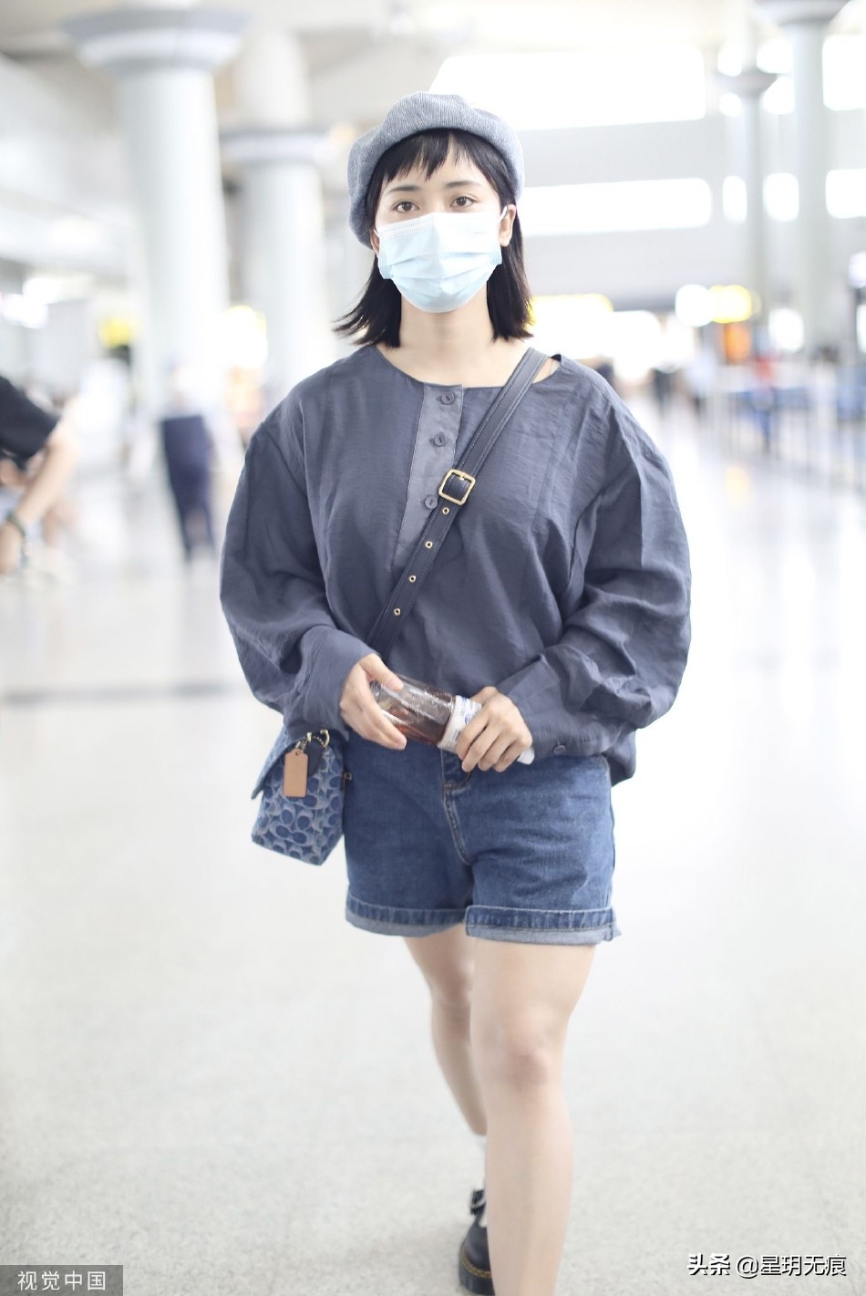 沈月结束综艺录制现身机场 一身简约装扮戴贝雷帽好甜美