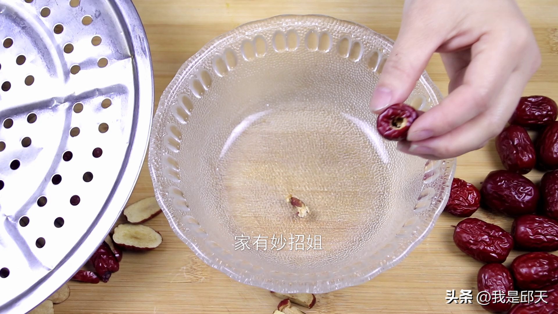 红枣去皮的最简单方法(不用手剥，不用剪刀，教你快速去枣核，几分钟就能剥一大盘了)