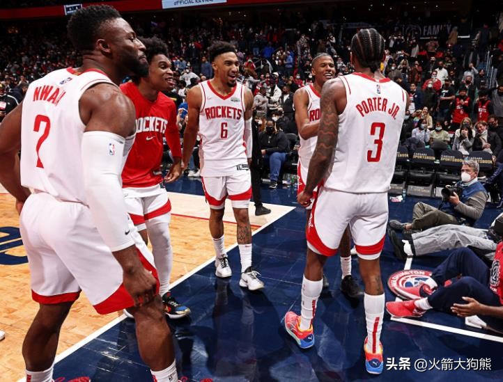 nba火箭队成员有哪些(再签旧将！火箭队20人阵容出炉，再引援已无空间！附全部球员名单)