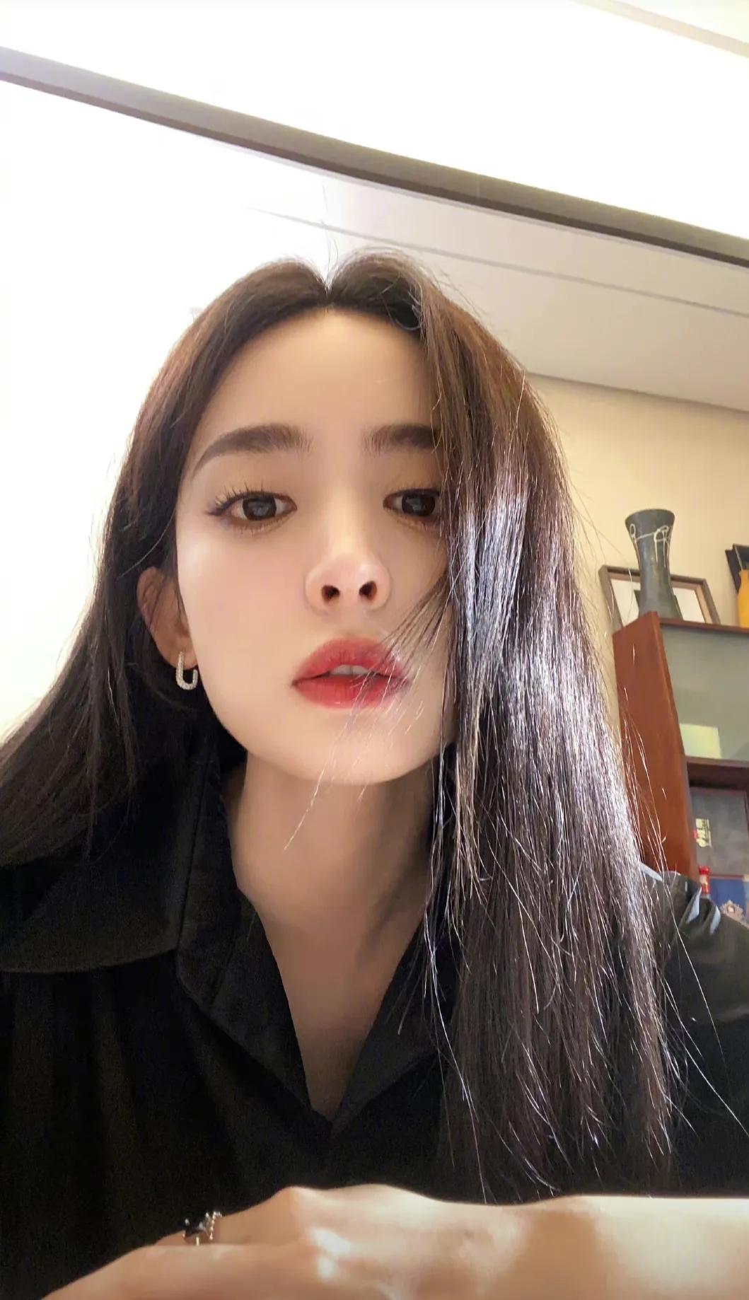 古力娜扎多次被爆亲密照,5个前任都是渣男,恋爱脑还是遇人不淑