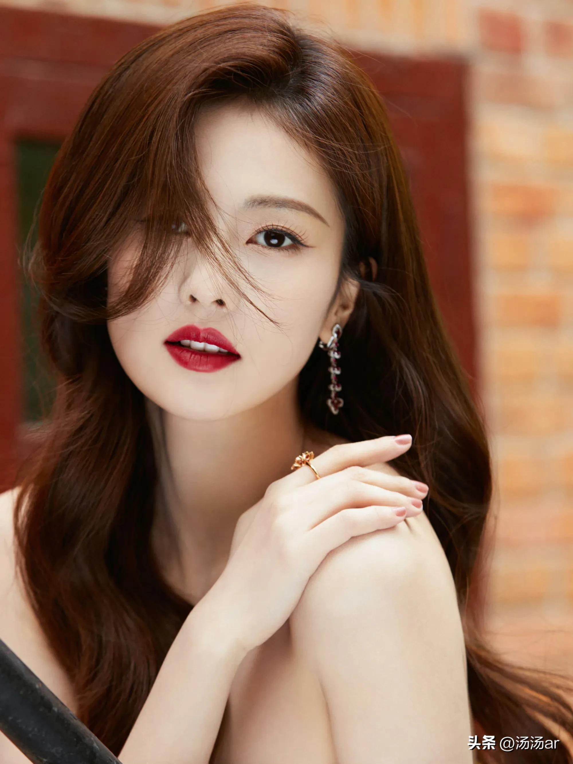 白鹿是微博之夜目前唯一一个穿了三套高定的艺人吗? 67