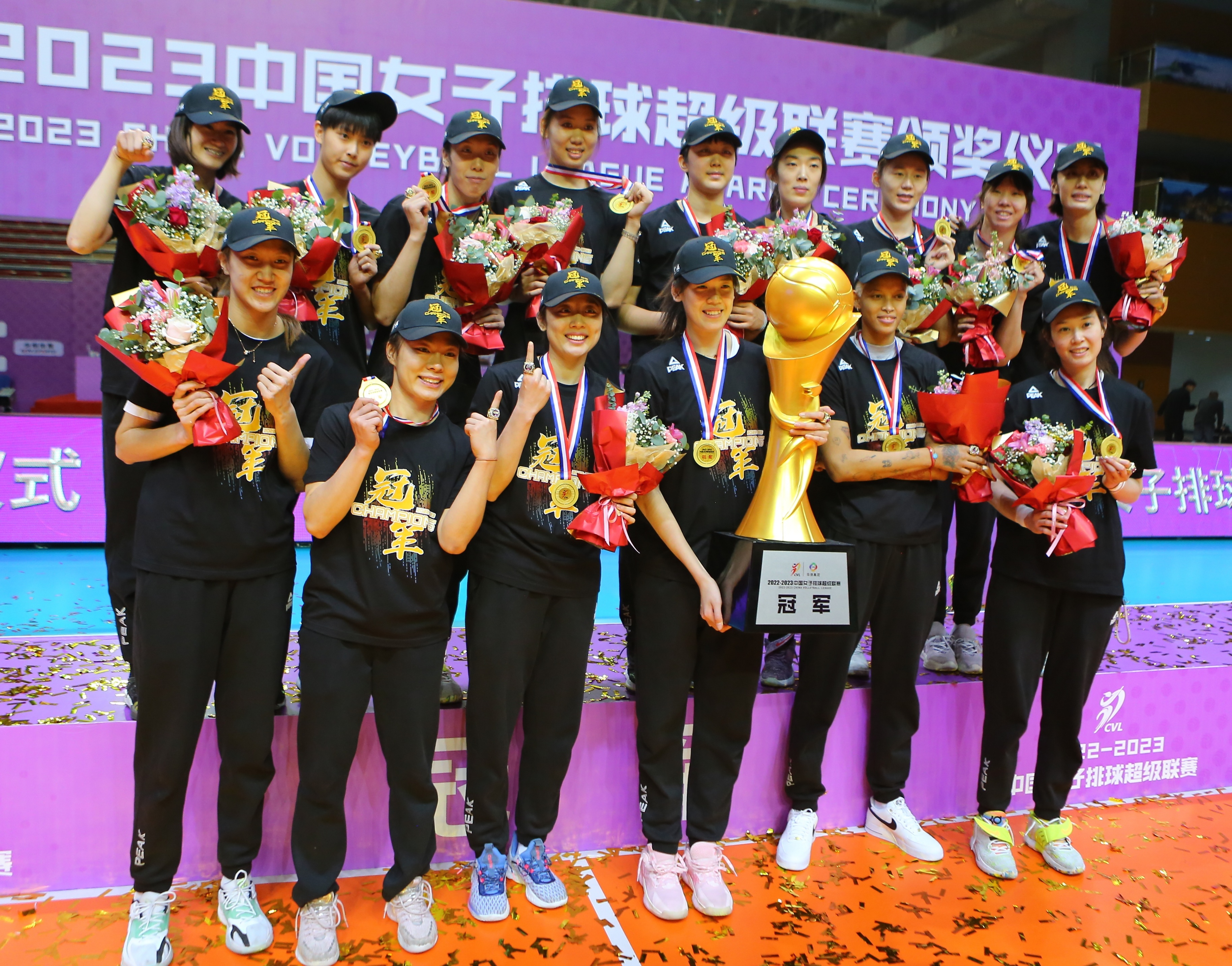 2022-2023赛季中国女排超级联赛二十二连胜且仅失两局，天津女排第十五次国内联赛捧杯